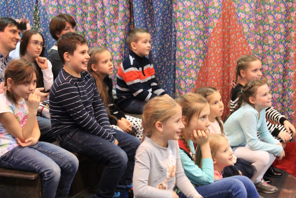 Юные зрители в восторге от интерактивных раусов. Фото: Любовь Тимошкина