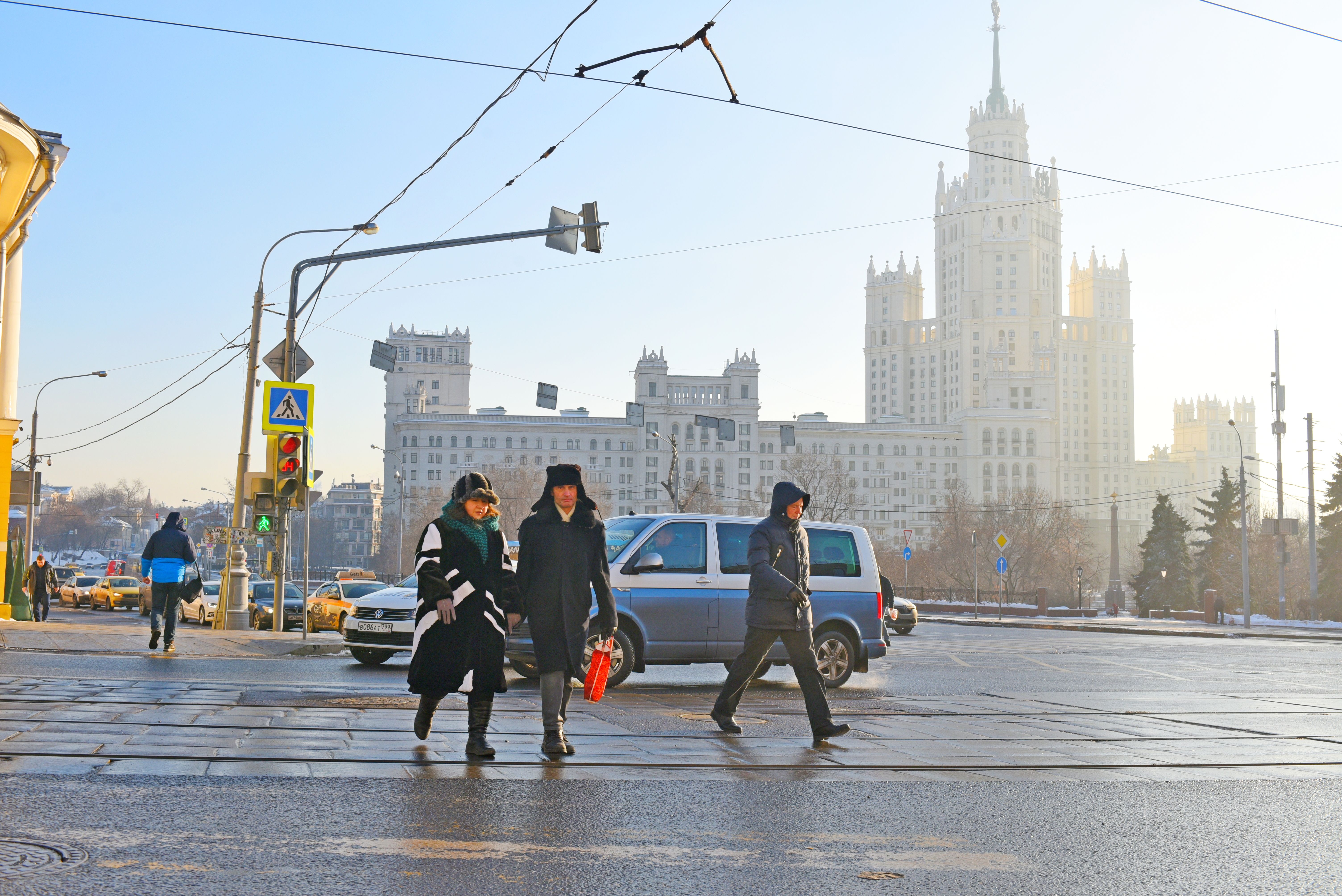 Гололед вновь обрушился на головы московским водителям