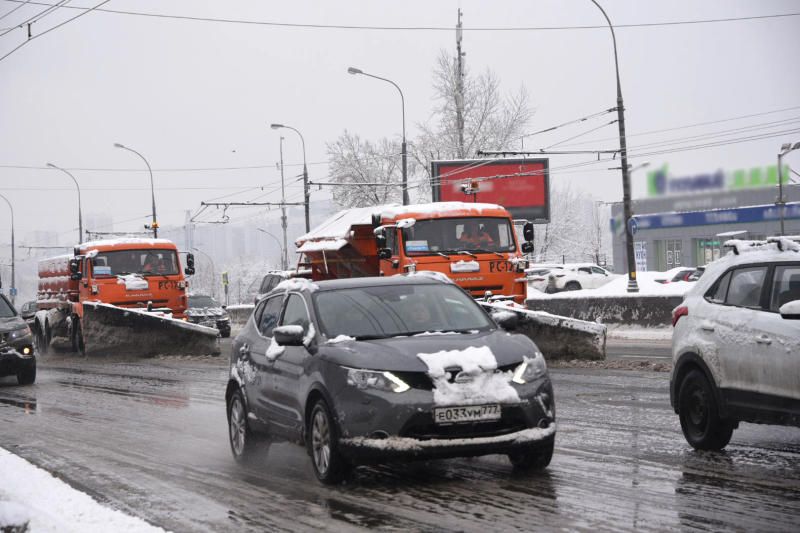 Московских водителей попросили пересесть на метро из-за непогоды