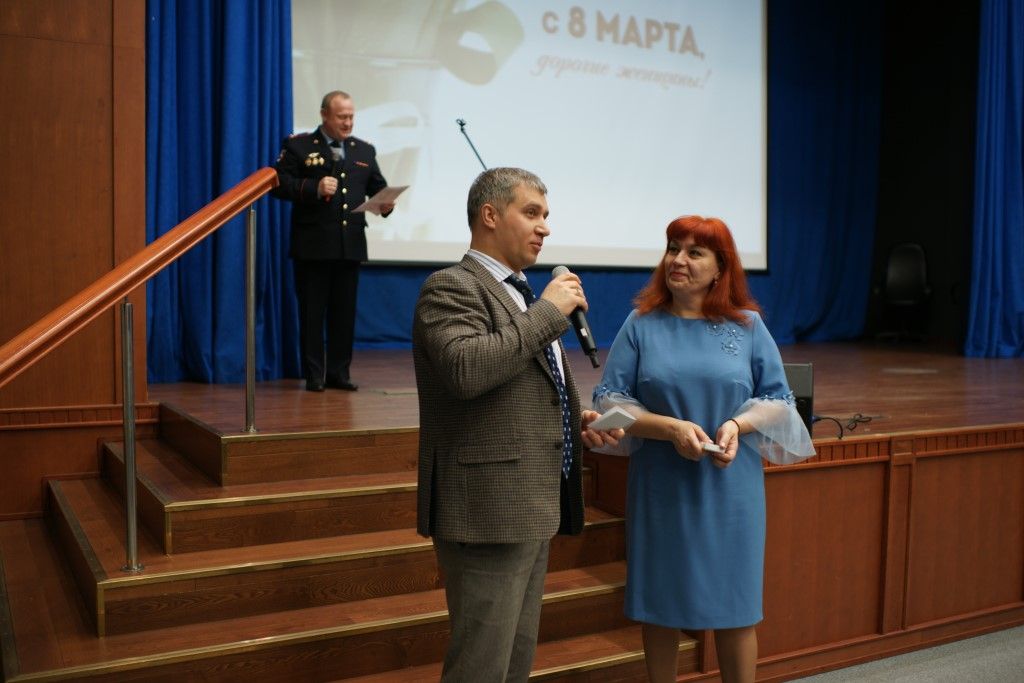 Врио начальника УВД по ЮАО полковник полиции Дмитрий Баранов поздравил женщин с наступающим праздником весны!