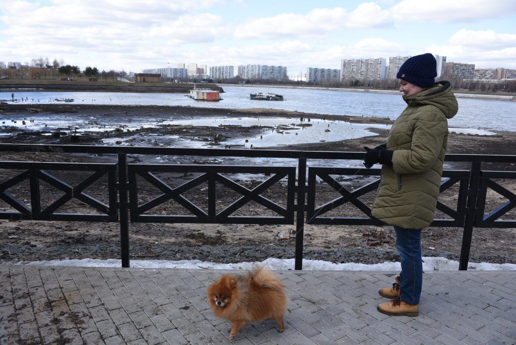 27 марта 2019 года. Жительница района Братеево Екатерина Терехина часто прогуливается по берегу Москвы-реки со своей собакой и каждый год с приходом весны замечает горы мусора. Фото: Пелагия Замятина
