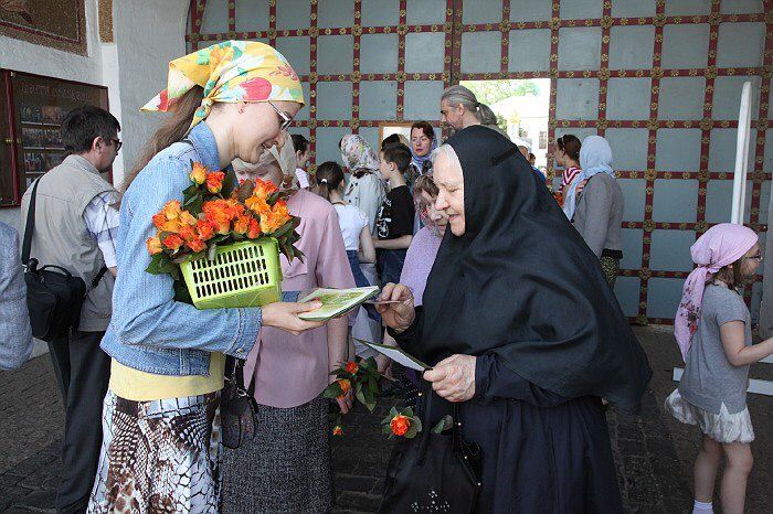 Весна 2013 года. Александра Сошникова (слева) в Даниловском монастыре принимает участие в акции, посвященной Дню жен-мироносиц. Фото: Сергея Веретенникова