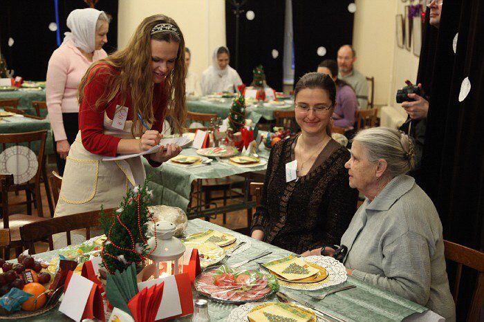 7 января 2014 года. Саша (слева) на благотворительном ужине для пожилых прихожан. Фото: Сергея Веретенникова