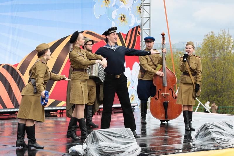 Тот поющий и цветущий яркий май: День Победы в «Коломенском». Фото предоставила пресс-служба музея-заповедника «Коломенское» Горожан пригласили отметить День Победы в «Коломенском». Фото предоставила пресс-служба музея-заповедника «Коломенское»