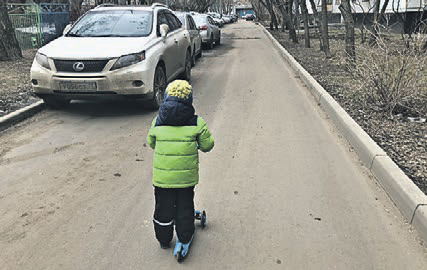 Фотожалоба: проезжая часть у входа в детский сад