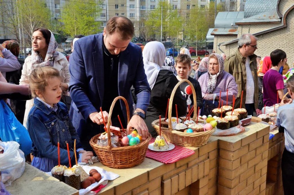 Кирилл Щитов посетил храм вместе со своей дочерью.Фото: Анна Быкова