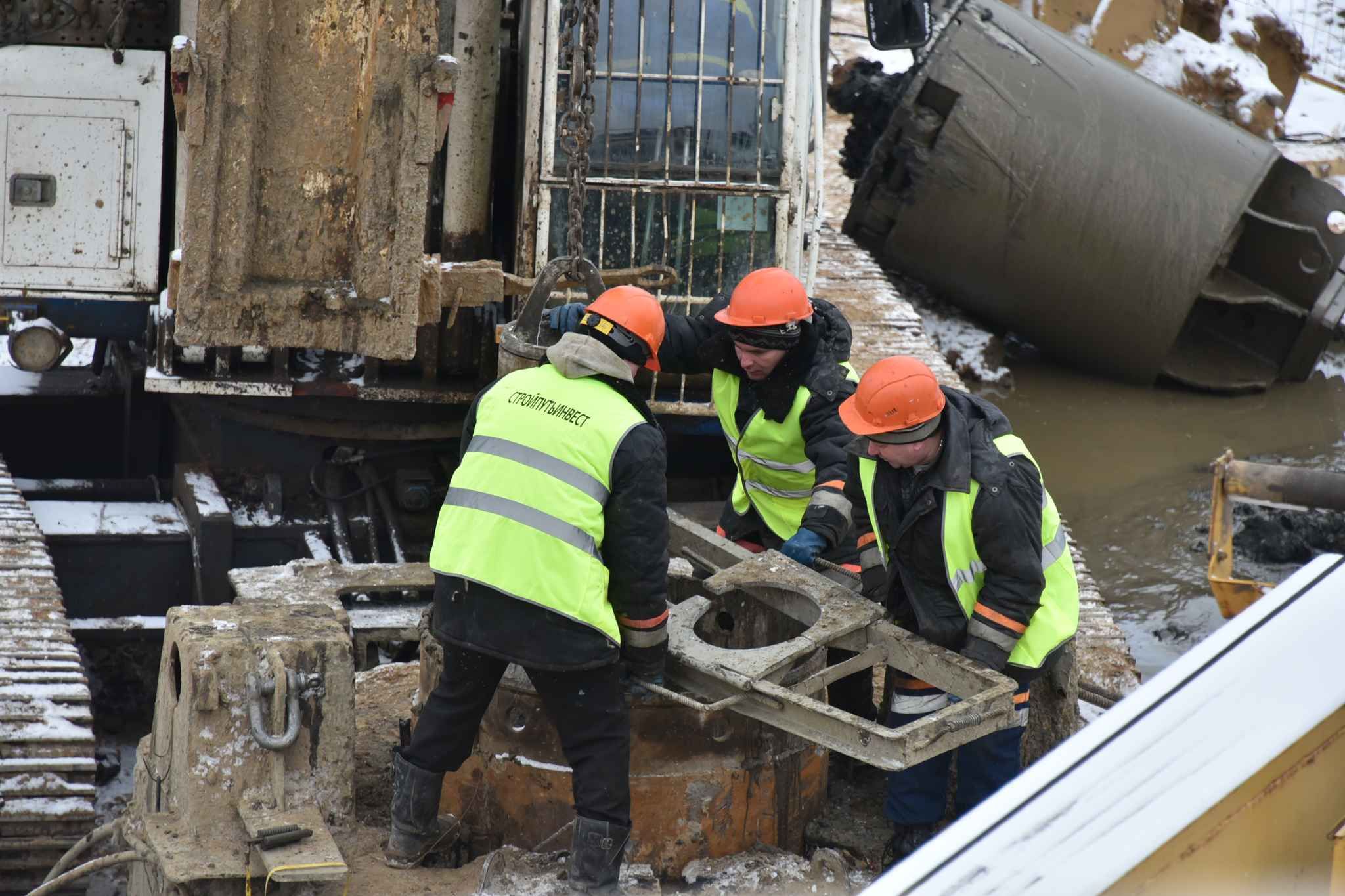 На юго-востоке Москвы забетонировали опоры путепровода над МЦК