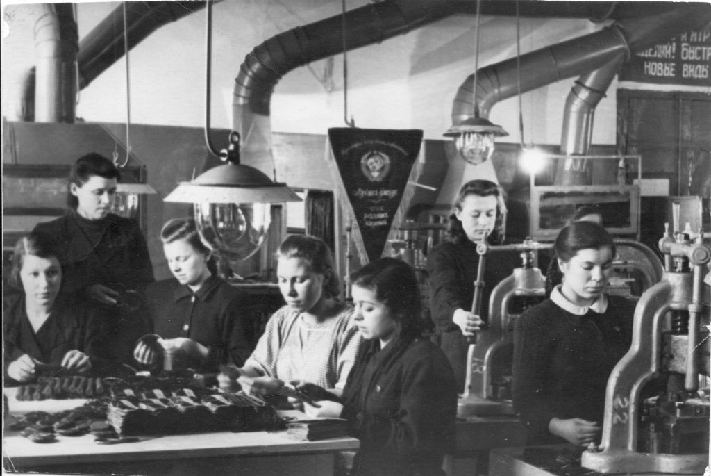 1953 год. Анастасия Круглова (вторая справа) на целлулоидной фабрике, где она проработала шесть лет. Фото предоставила Ольга Варышева