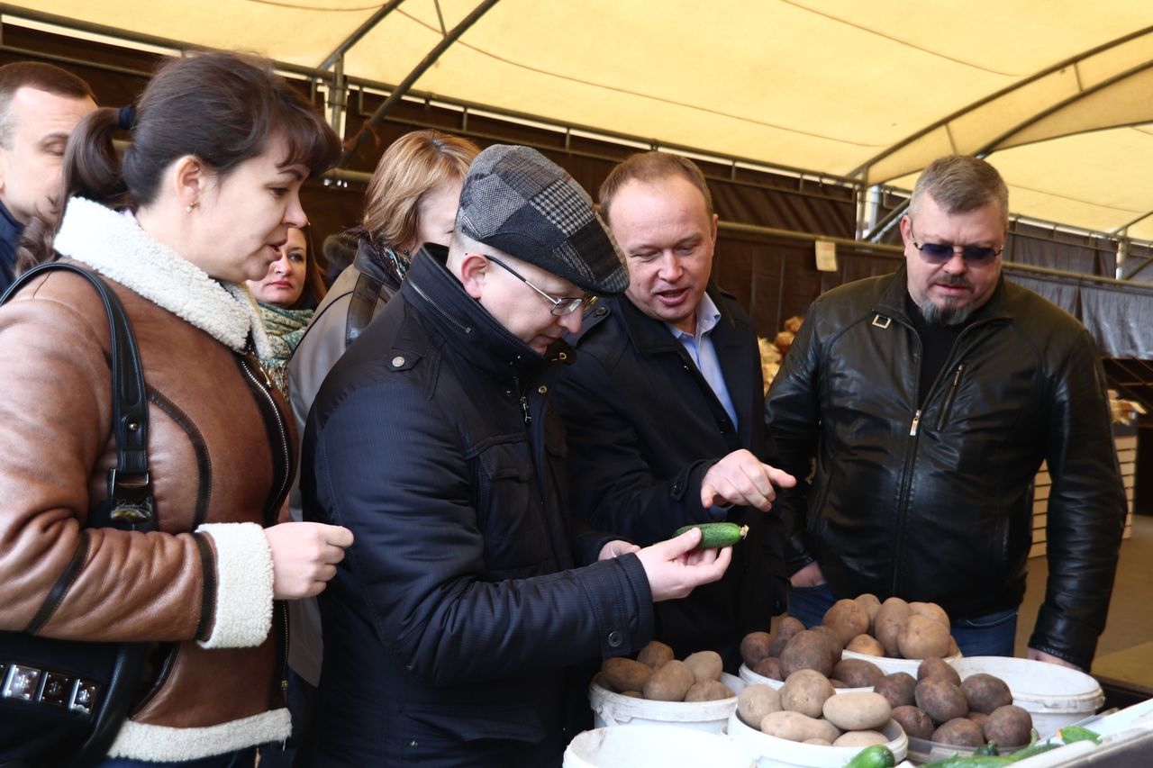 Депутаты Орехова-Борисова Южного провели мониторинг ярмарки выходного дня