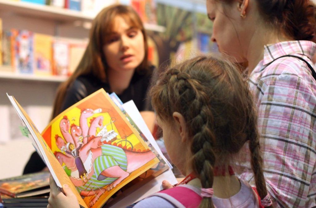 Юным читателям юга предложили заключить договор с библиотекой. Фото: сайт мэра Москвы