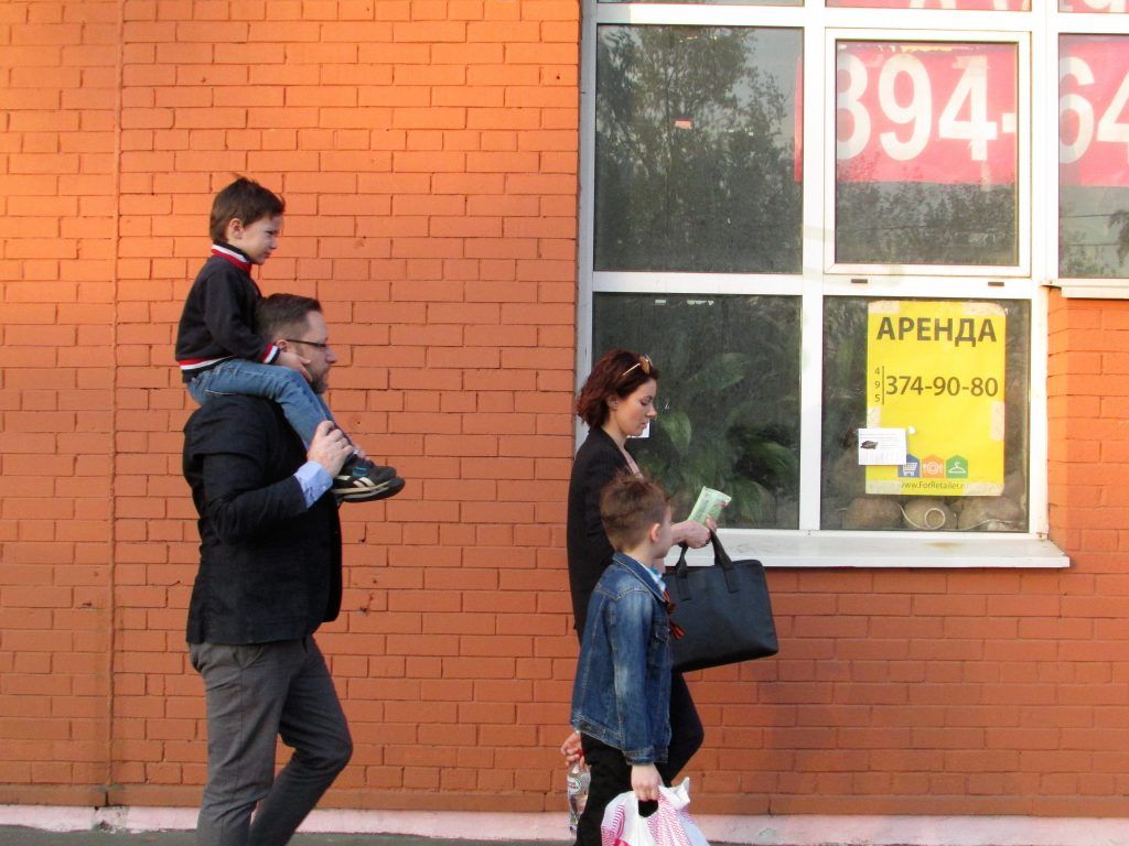11 мая 2019 года. Мимо закрытого магазина проходит множество людей. О черепахах им расскажут объявления. Фото: