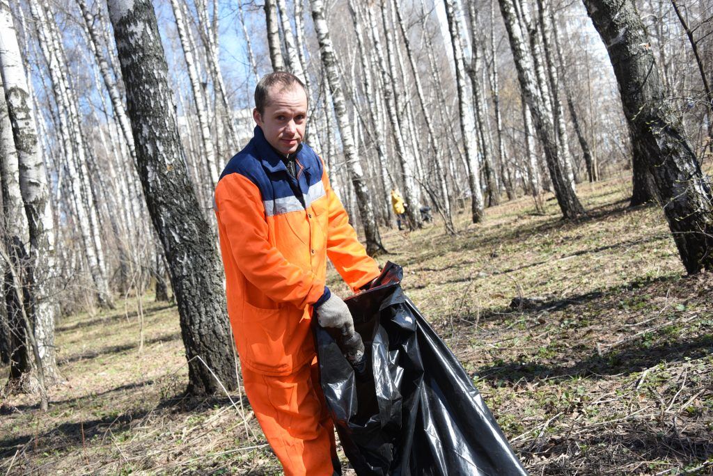 17 апреля 2019 года. Дворник Виктор Сафонов убирает мусор в парке «Березовая роща» ежедневно с 7 утра, уборка ведется строго по регламенту. Фото: Пелагия Замятина