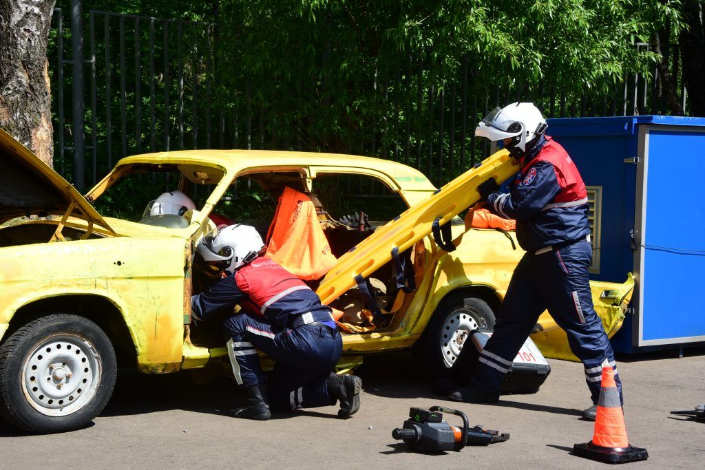 22 мая 2019 года. Расчет мотоспасателей извлекает пострадавшего из автомобиля. Фото: Пелагия Замятина