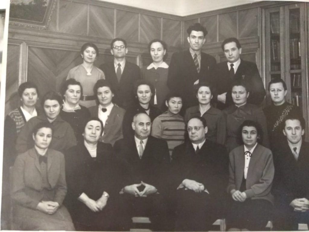 1957 год. Александр Павлович Мансуров, дедушка Светланы Аскерко, с группой врачей курсантов.