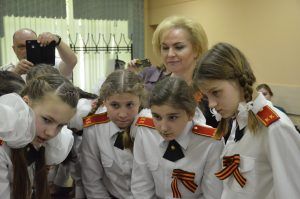 Любовь Духанина и школьники рассматривают документы. Фото: Анна Быкова