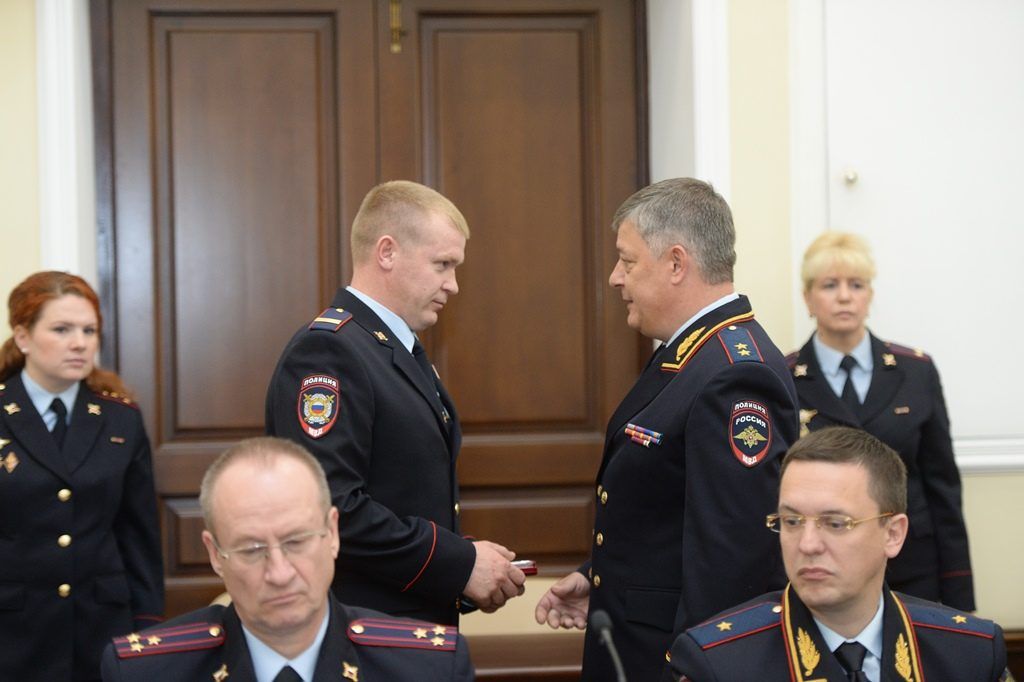 Начальник ГУ МВД России по г. Москве генерал-лейтенант полиции Олег Баранов за отвагу и самоотверженность, проявленную при спасении человека, вручил награду сотруднику ОМВД России по району Нагатинский Затон старшему сержанту полиции Алексею Духанину. Фото: пресс-служба УВД по ЮАО