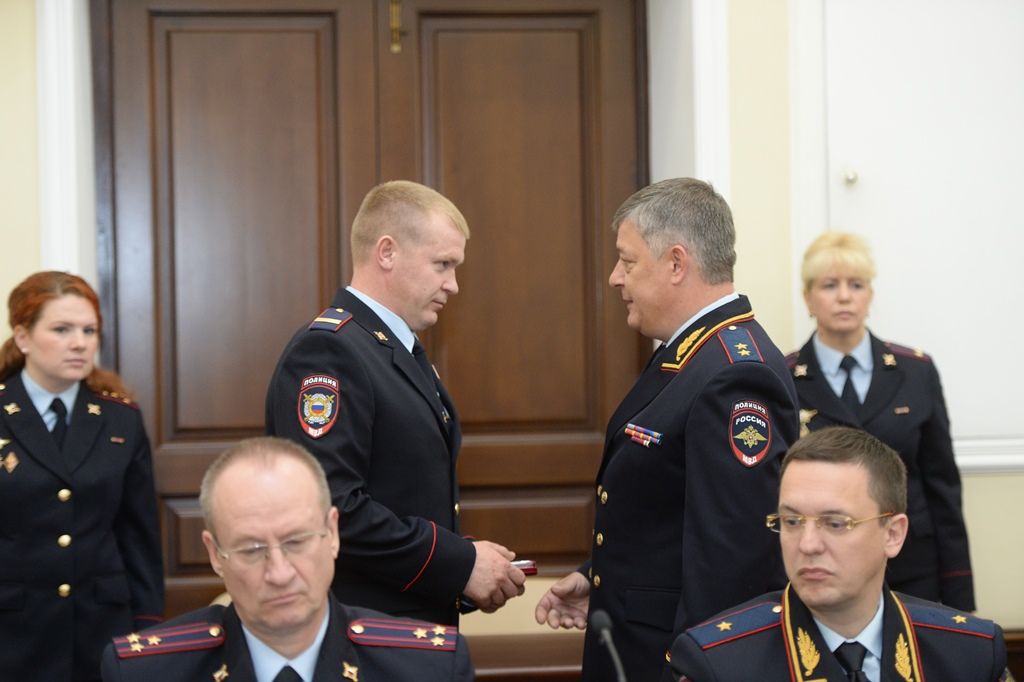 Начальник ГУ МВД России по г. Москве генерал-лейтенант полиции Олег Баранов за отвагу и самоотверженность, проявленную при спасении человека, вручил награду сотруднику ОМВД России по району Нагатинский Затон старшему сержанту полиции Алексею Духанину