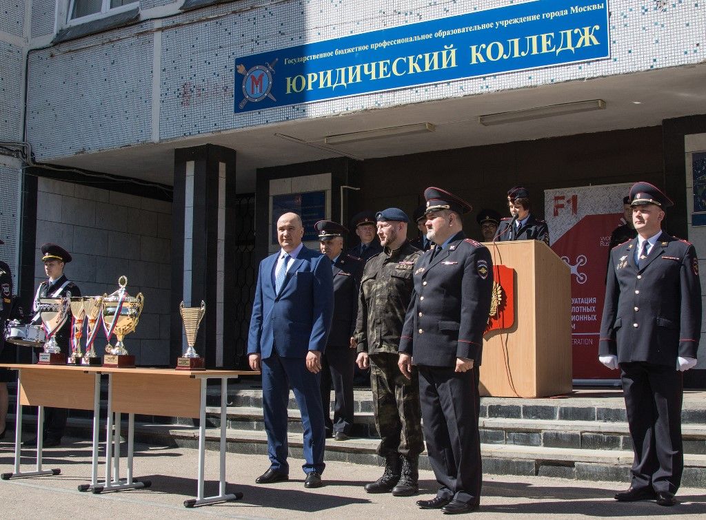 Начальник УВД по ЮАО ГУ МВД России по г. Москве полковник полиции Дмитрий Рябов принял участие в награждении победителей смотра строя и песни  Юридического колледжа