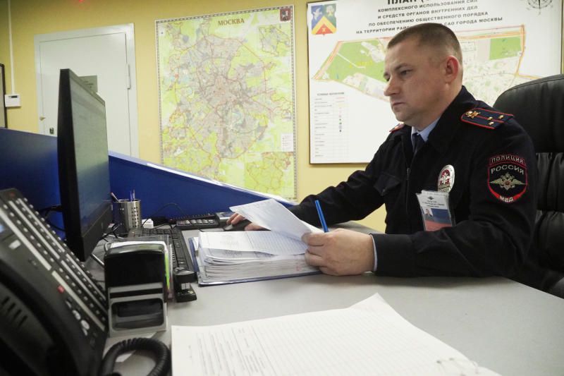 Полицейские юга столицы напоминают гражданам об удобстве получения госуслуг в электронном виде