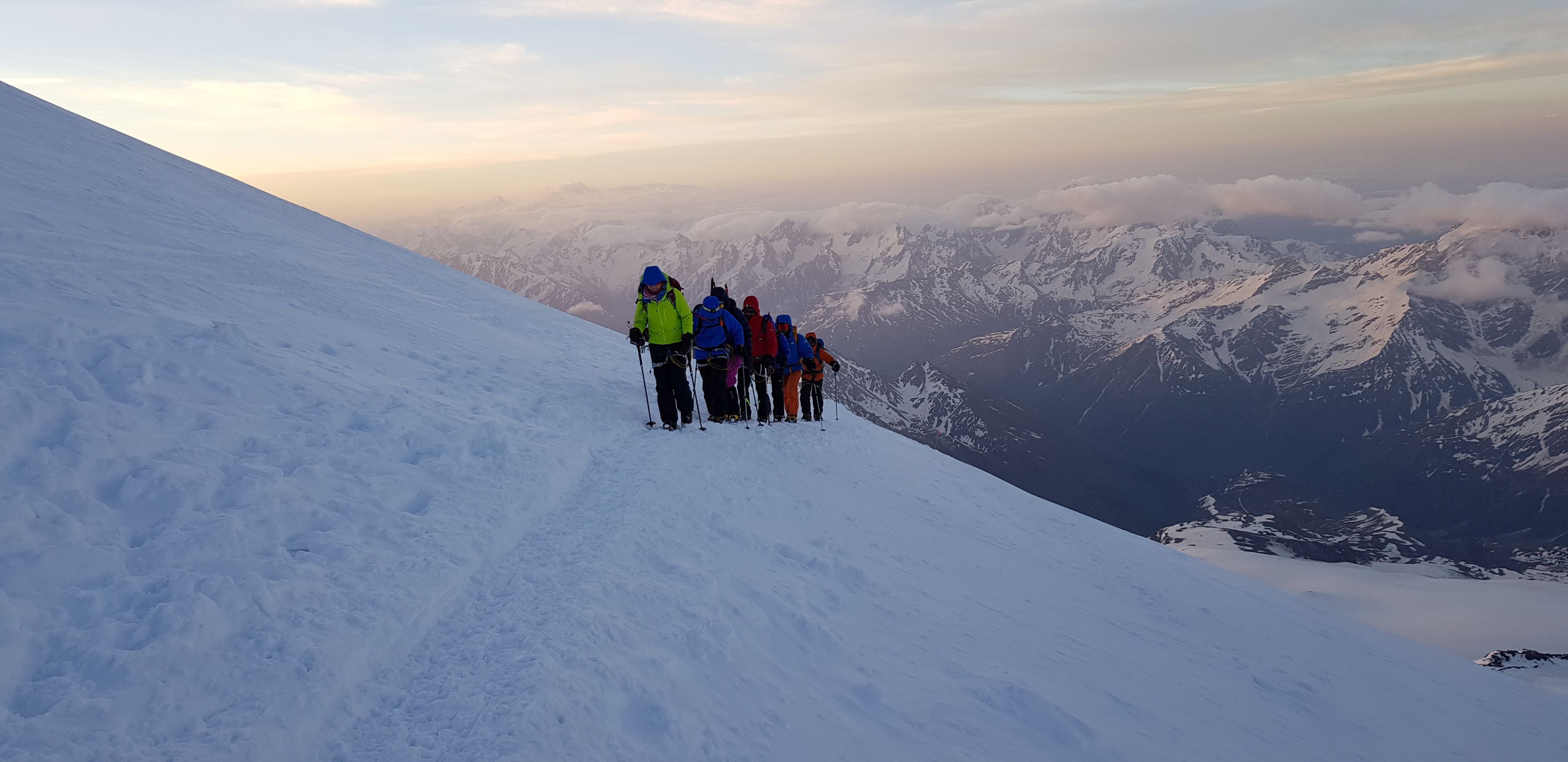 11 июня 2019 года. Группа столичных альпинистов во время восхождения на Эльбрус. Фото из личного архива
