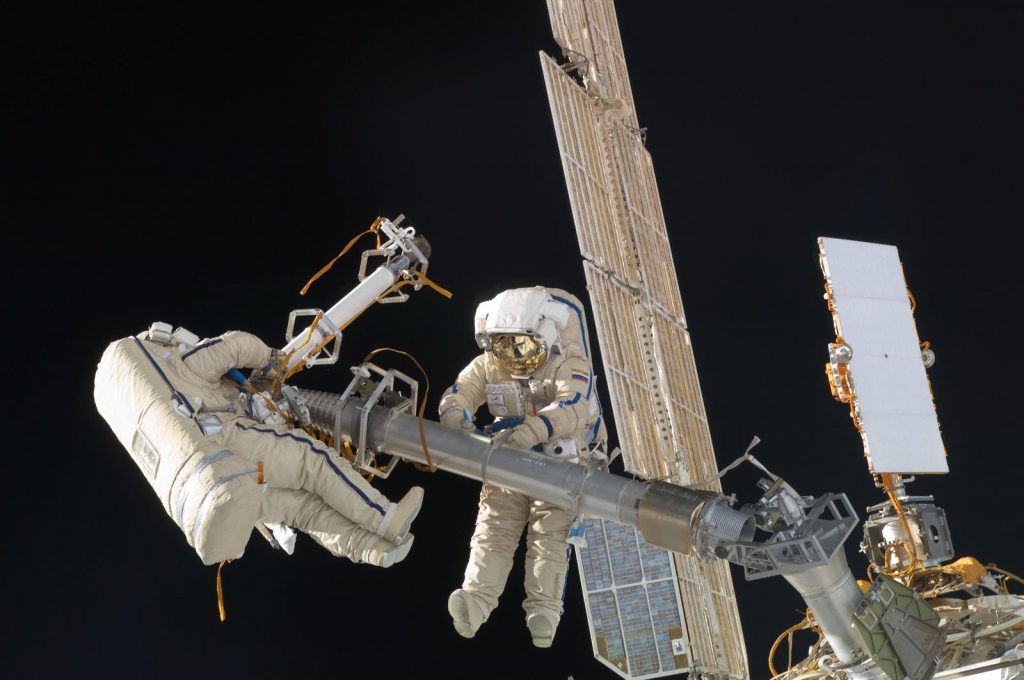 Космонавты в открытом космосе. Фото: официальный блог Олега Артемьева