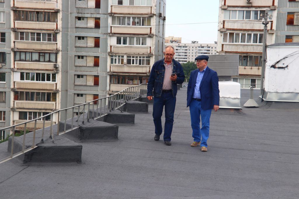 Проверку крыш после ливня организовали в Орехове-Борисове Южном. Фото: Александра Сарычева Проверку крыш после ливня организовали в Орехове-Борисове Южном. Фото: Александра Сарычева