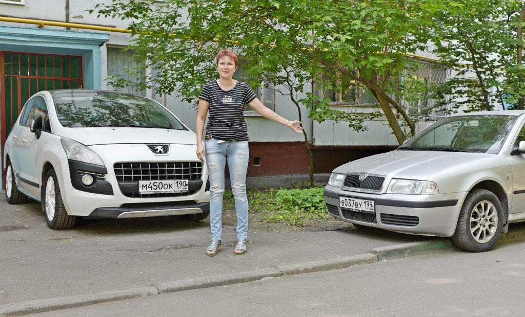 29 мая 2019 года. Татьяна Зотова показывает на машины, припаркованные на тротуаре у ее подъезда. Фото: Пелагия Замятина