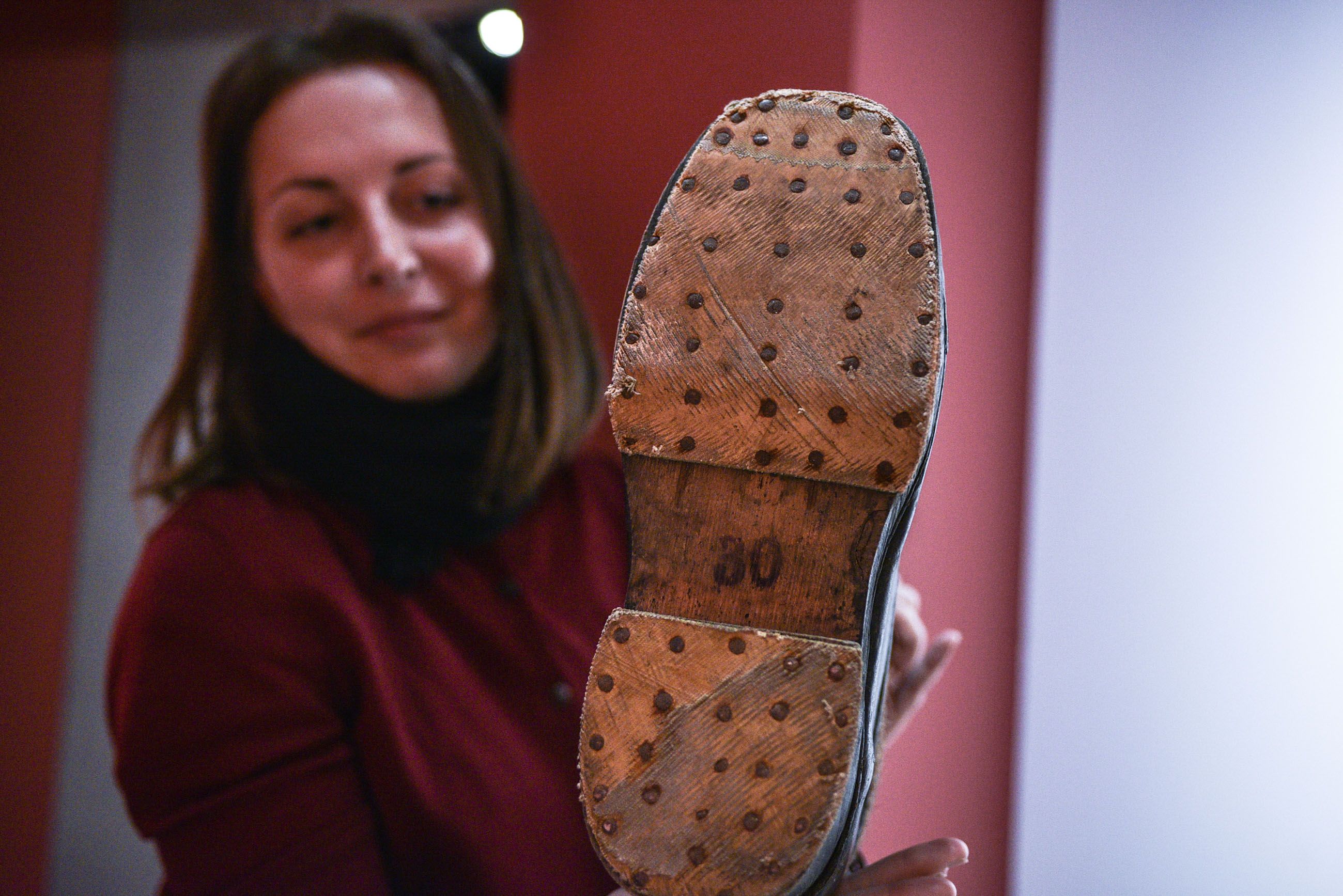 Москвичей призвали сдать старую обувь на переработку
