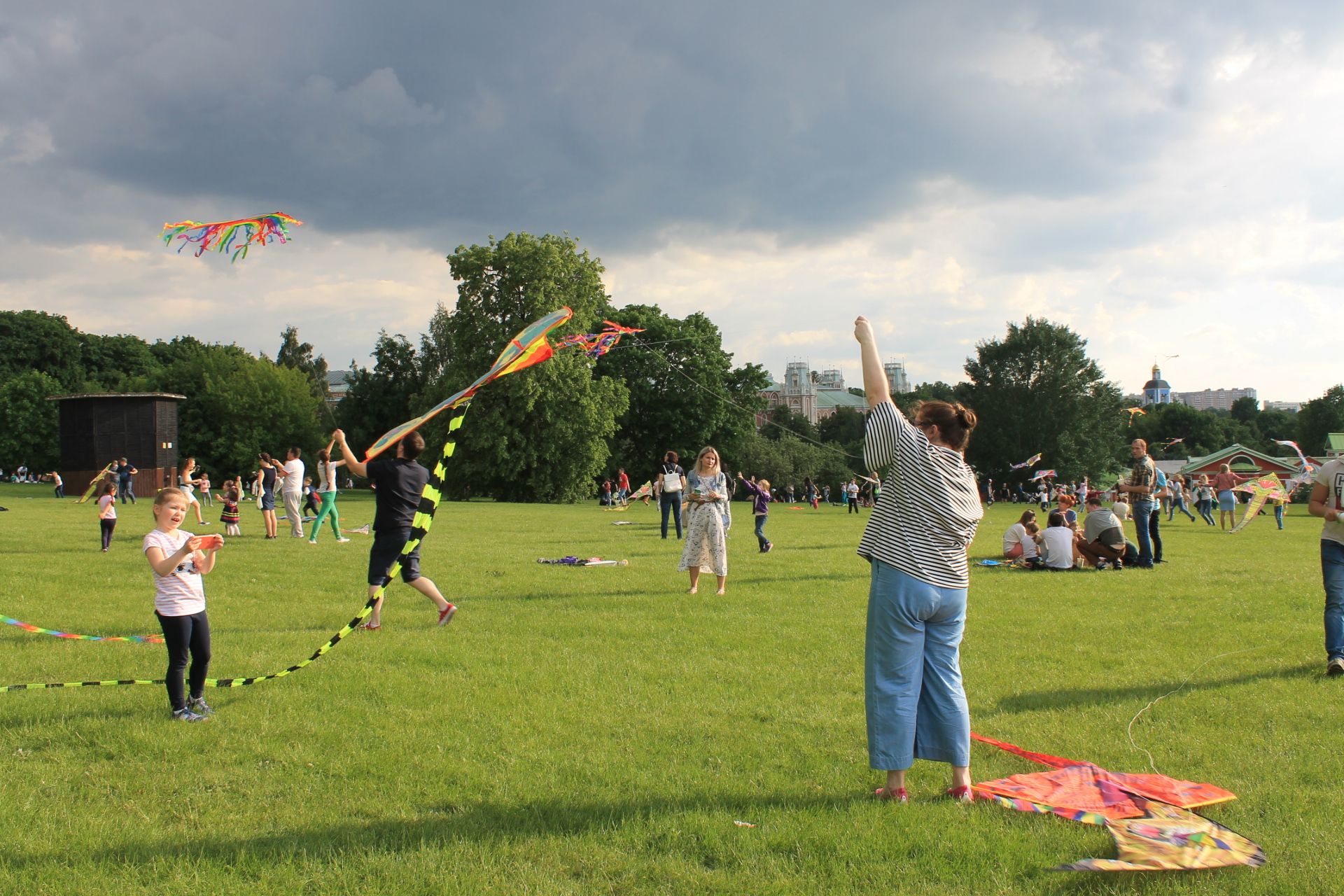шоу воздушных змеев в темноте. воздушный змей дракон. летающий змей дельтаплан. воздушный змей летит. фотосессия мужская с воздушным змеем.