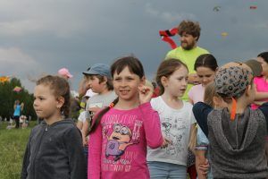 Виктория Бойко (по центру) победила в состязаниях по запуску летательного устройства. Фото: Патимат Абдурахманова