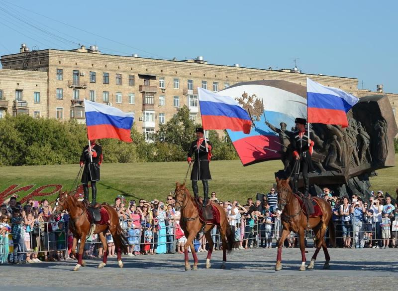 Праздничными плакатами украсили город ко Дню России. Фото: сайт мэра Москвы