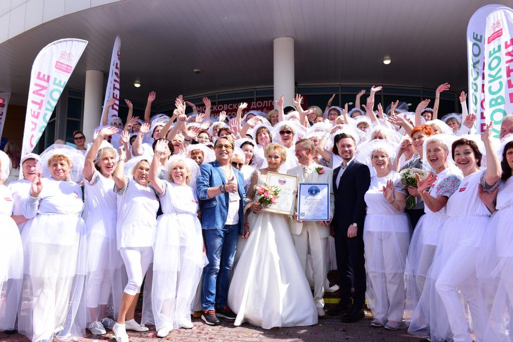 6 июля 2019 года. 59 учениц невесты решили поддержать любимого тренера по зумбе флешмобом. Фото: Пелагия Замятина