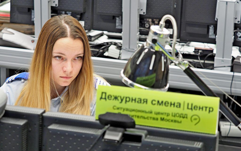 На дорогах образуются традиционные "предвыходные" пробки. Фото: Антон Гердо На дорогах образуются традиционные "предвыходные" пробки. Фото: Антон Гердо