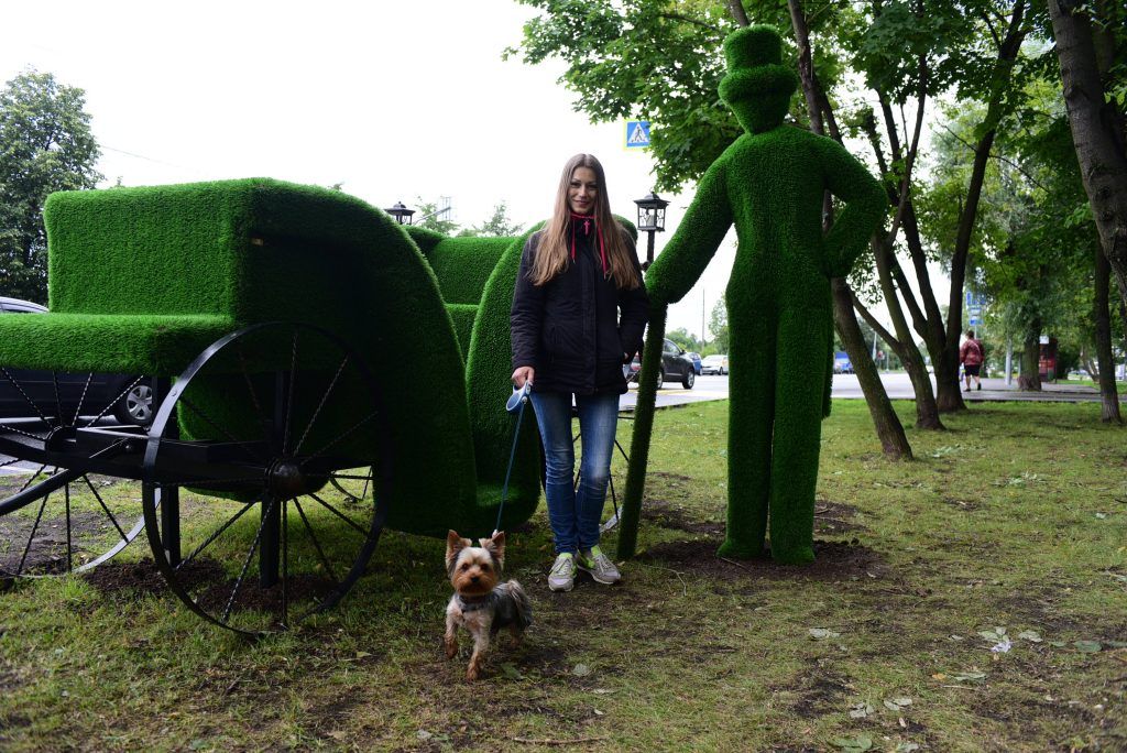А жительница Олеся Шатайкина считает, что зеленых фигур в районе должно быть больше, так как они украшают улицы. Фото: Пелагия Замятина