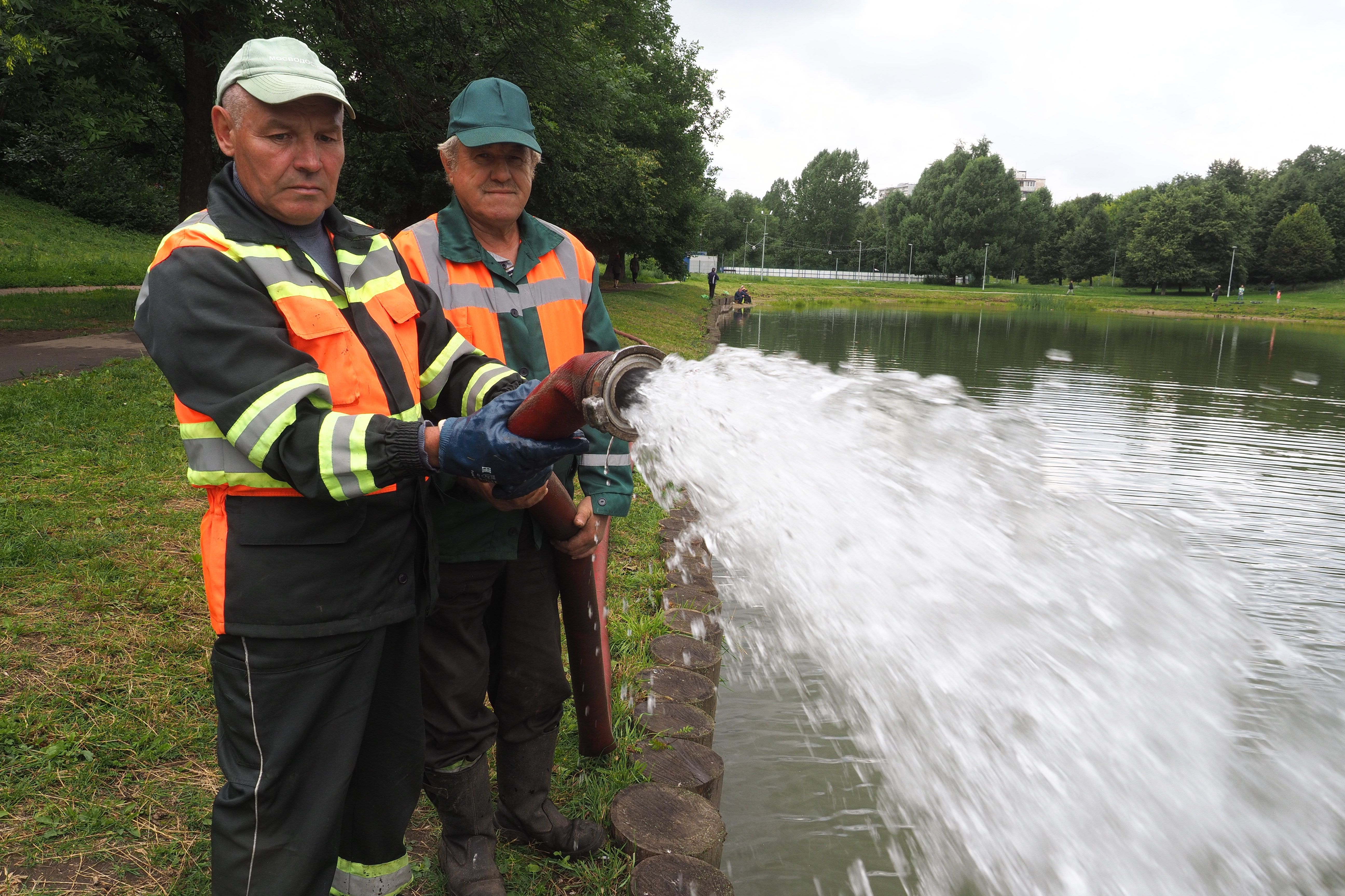 Красный пруд наполнили водой