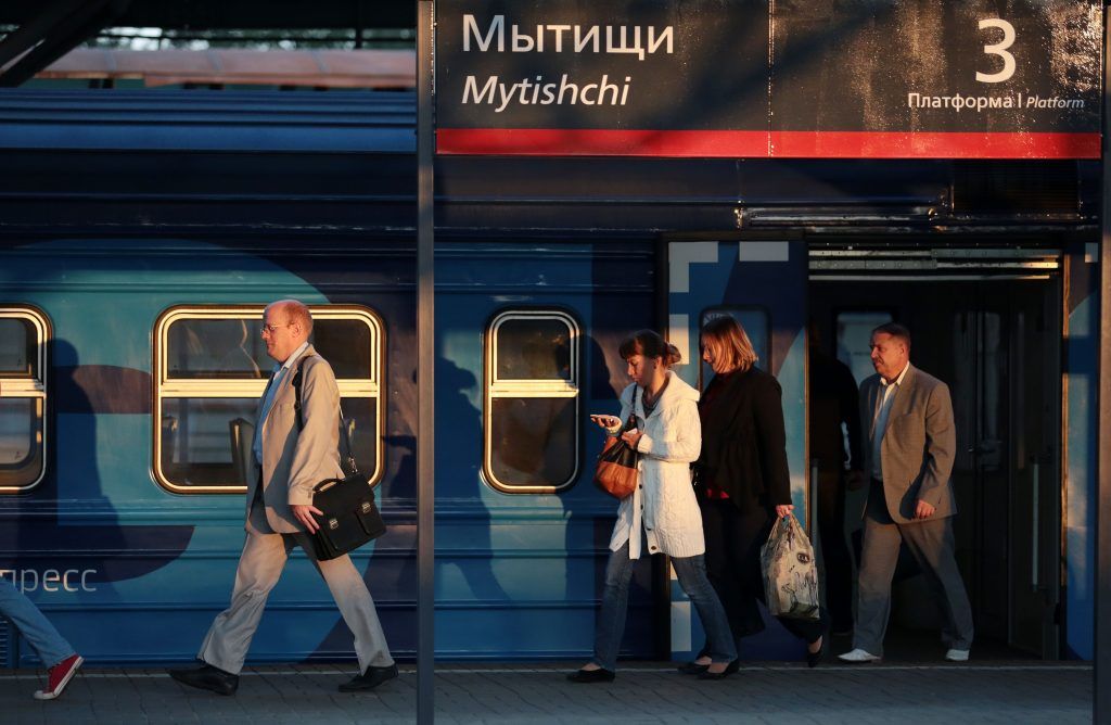 Общественный транспорт - популярное место для чтения. Фото: Анна Иванцова