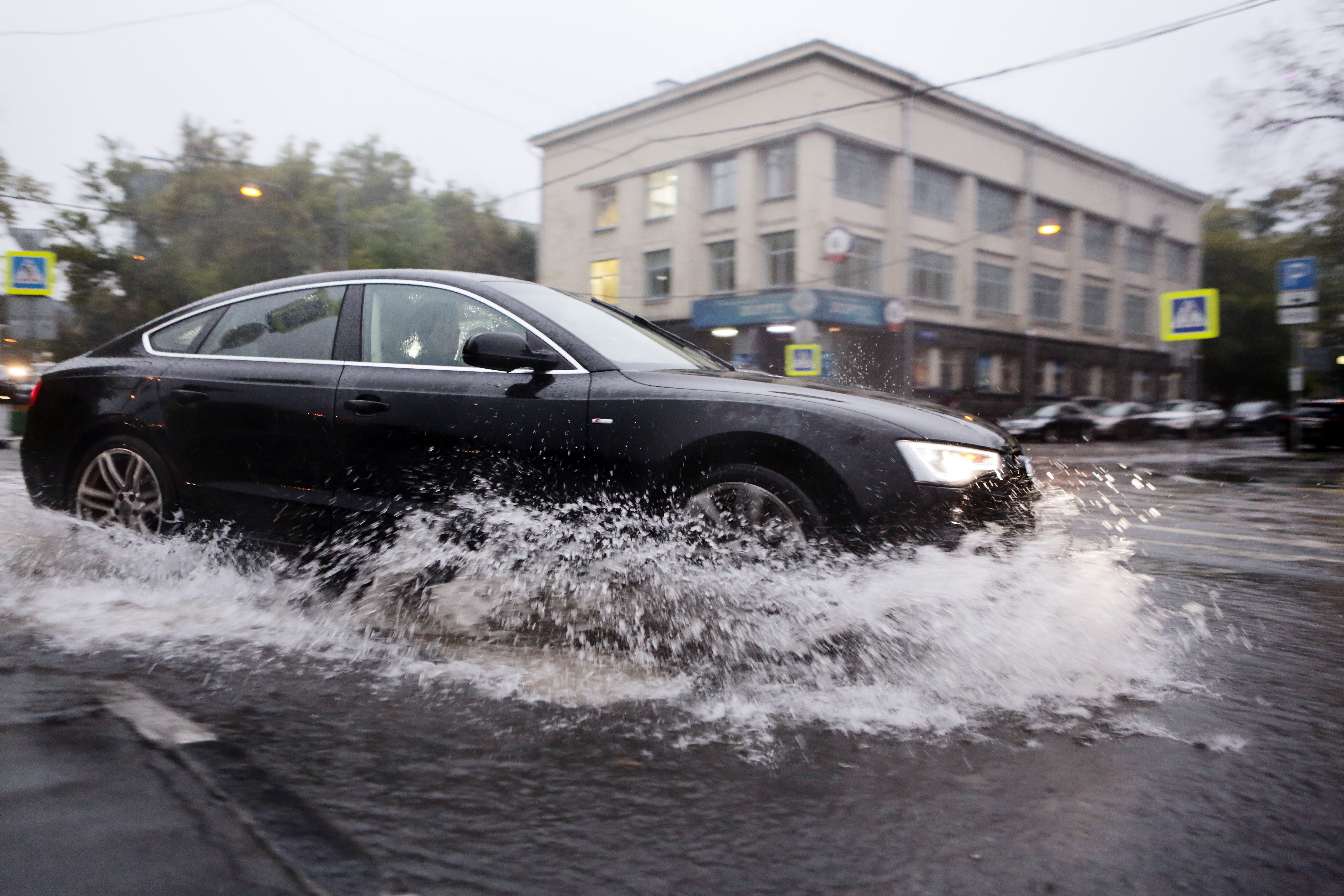 Более 16 процентов месячной нормы осадков обрушилось на Москву за сутки