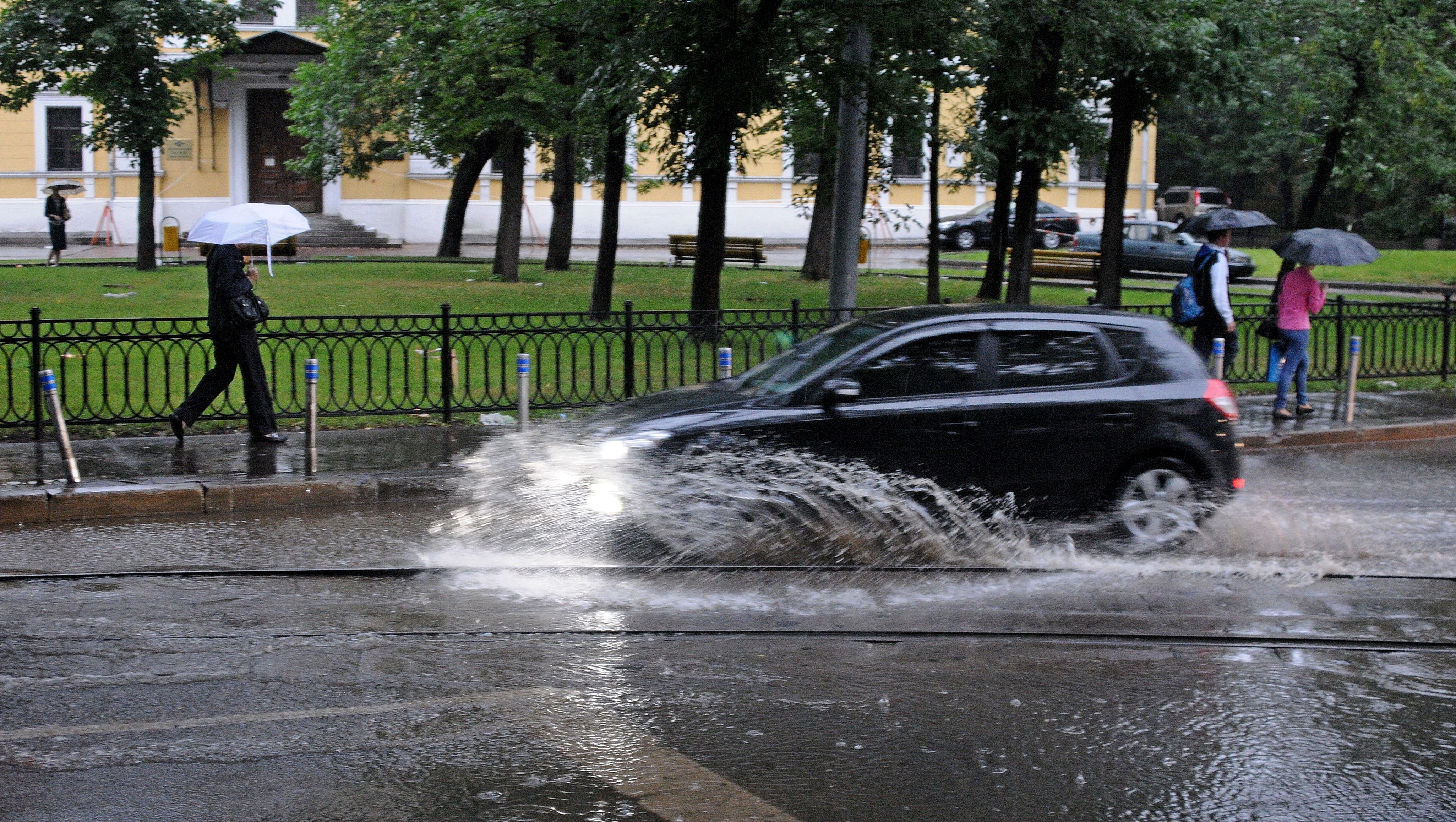 Как польет: московских водителей предупредили о вечерней грозе