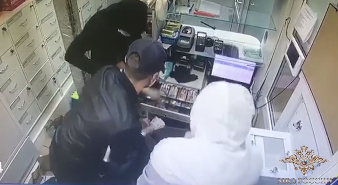 Ограбление аптеки сняла камера внутреннего наблюдения, один из налетчиков задержан при попытке покинуть столицу