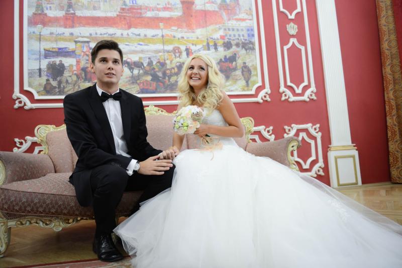 В канун Дня семьи, любви и верности в Москве вступили в брак 1,3 тыс пар