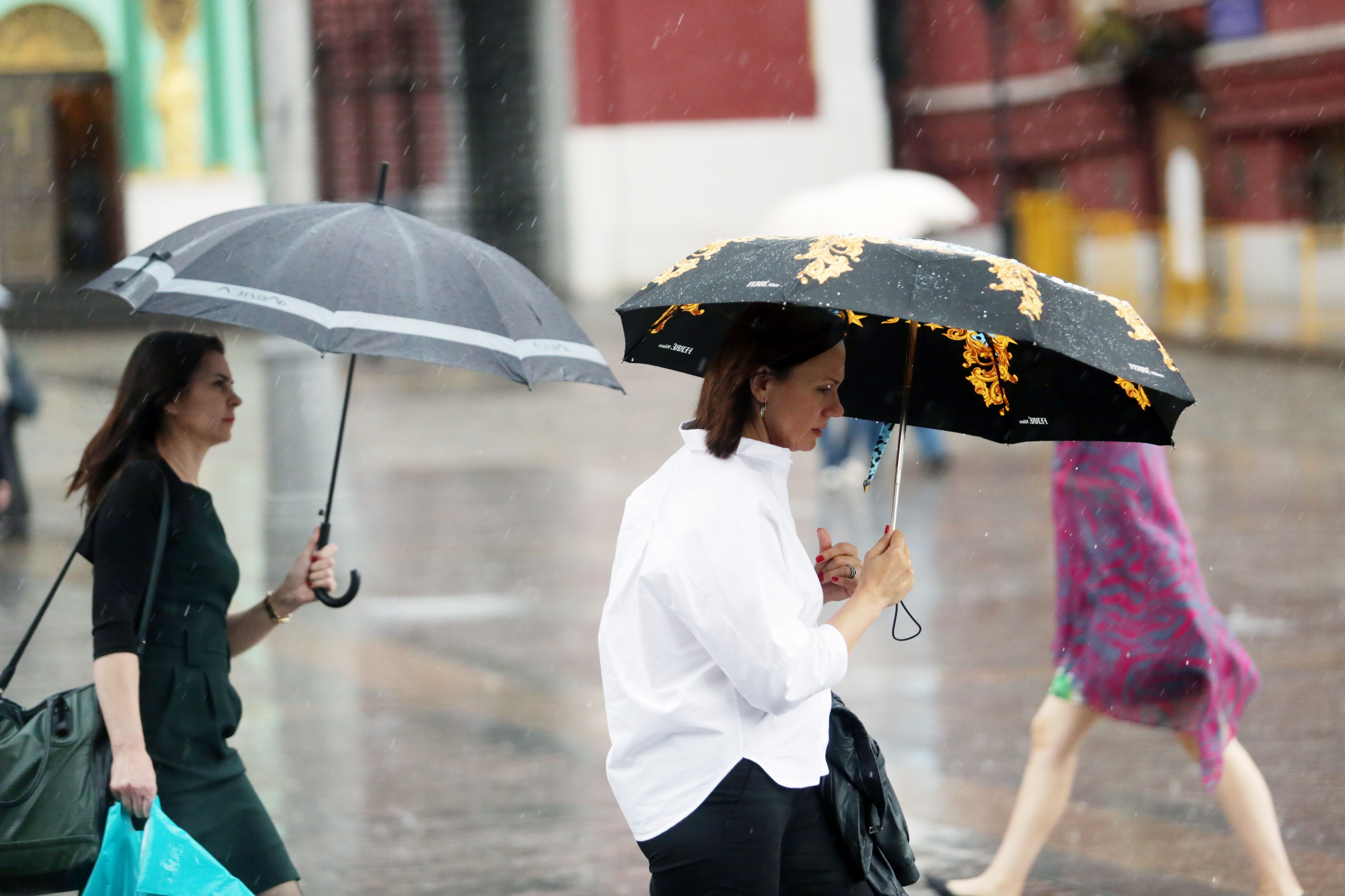 Сколько лет зонтику. Человек под зонтом. Человек с зонтом под дождем. Зонт под дождем. Человек под зонтиком.