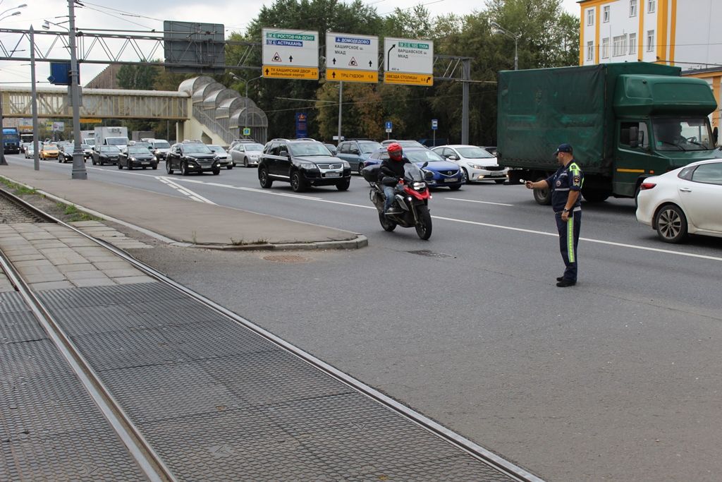 Сотрудники полиции УВД по ЮАО провели профилактическое мероприятие по предупреждению нарушений Правил дорожного движения водителями вело-мототранспортных средств