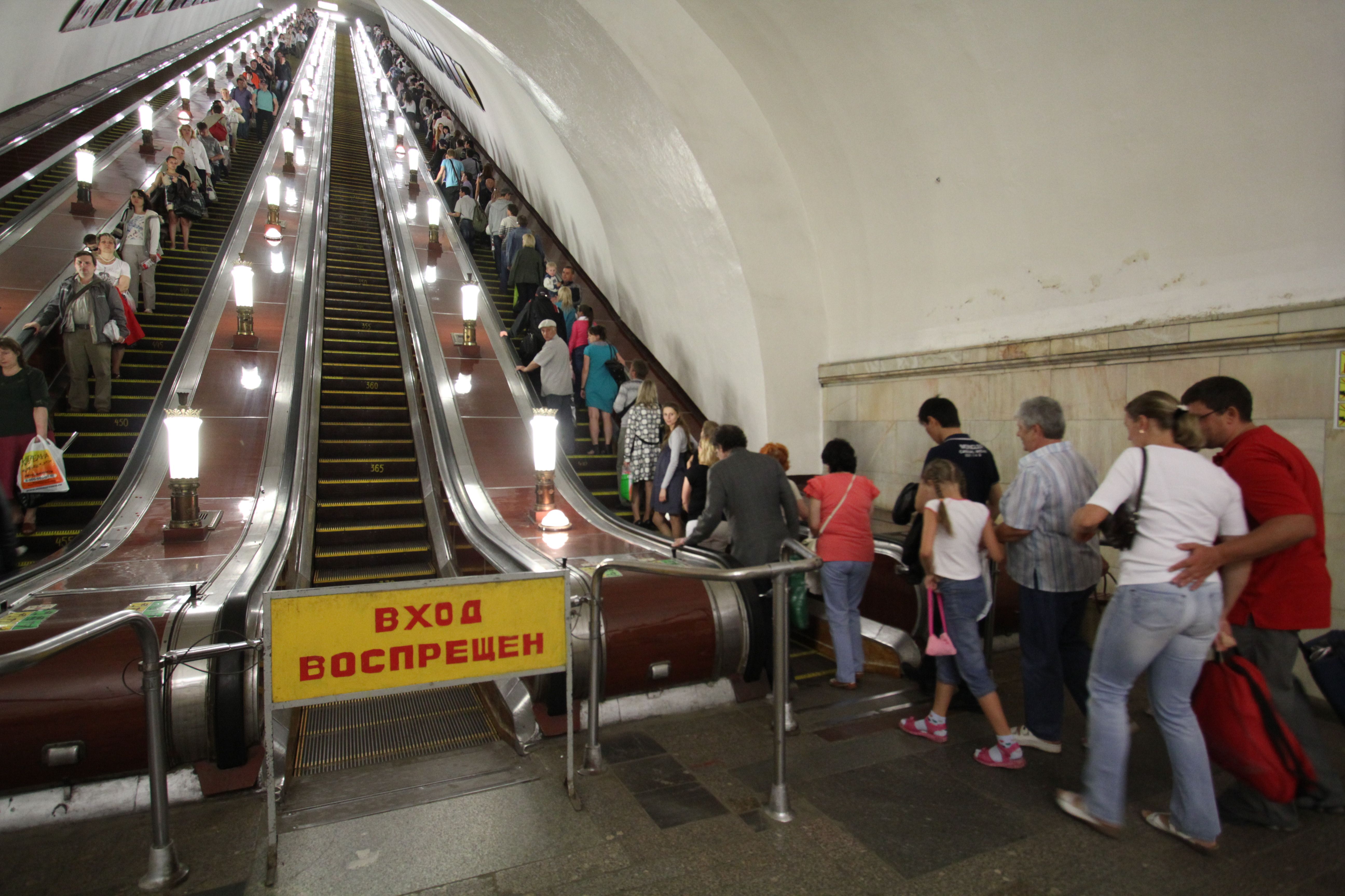 Метро Москвы назвало места, популярные у карманников
