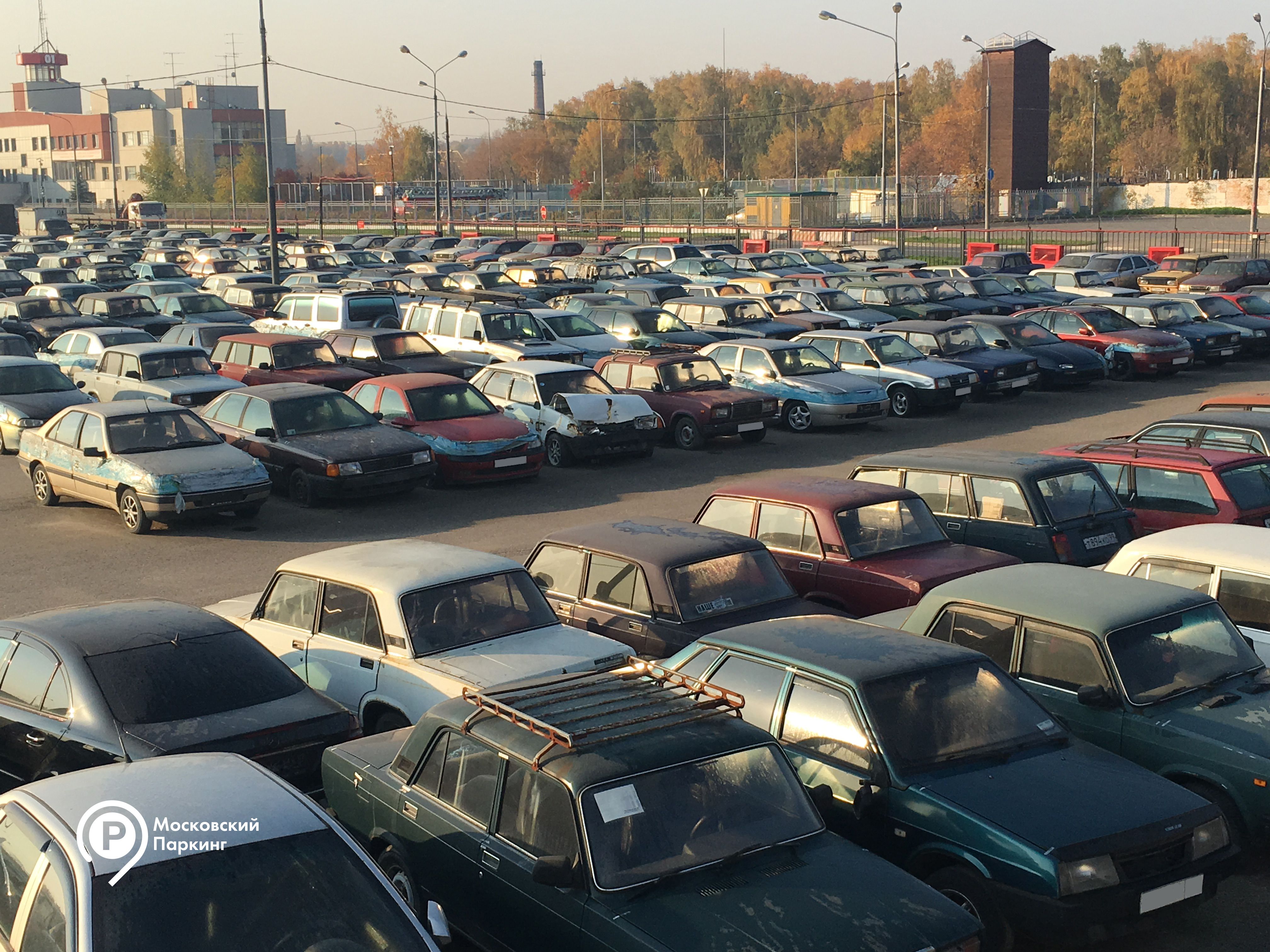 Более 350 невостребованных автомобилей скопилось на спецстоянках АМПП с начала года