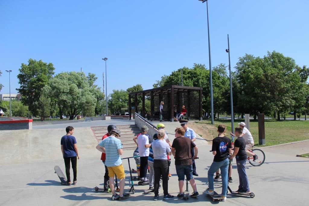 Госавтоинспекторы Москвы проводят профилактические беседы на свежем воздухе