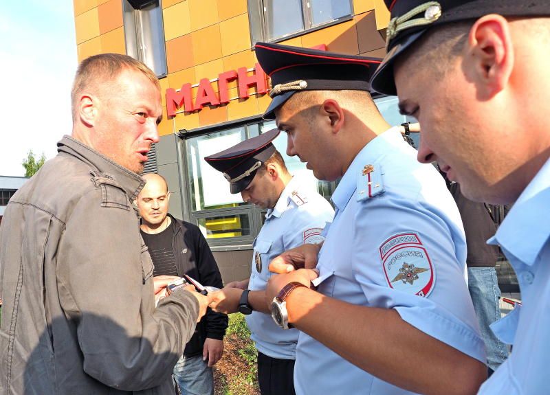 В Южном округе полицейские задержали подозреваемую в продаже алкогольной продукции несовершеннолетнему