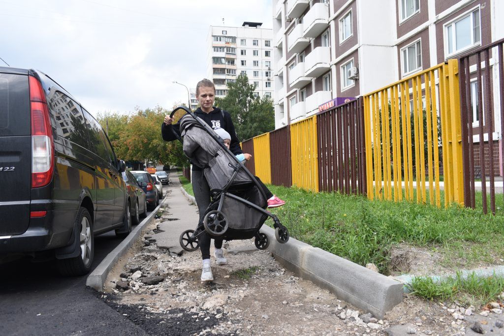 Раньше мамам приходилось нести коляски в руках. На фото Евгения Ковалева с дочерью Алисой. Фото: Пелагия Замятина