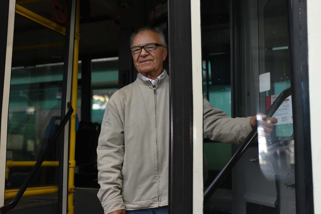 21 сентября 2019 года. 80- летний водитель Иван Боронин сейчас почти все свое рабочее время проводит в троллейбусном парке. Фото: Пелагия Замятина
