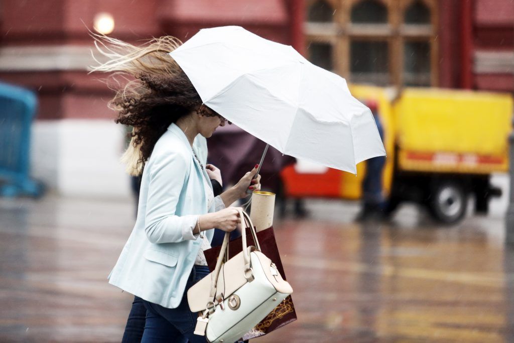 Перед выходом на работу необходимо взять зонт. Фото: Анна Иванцова