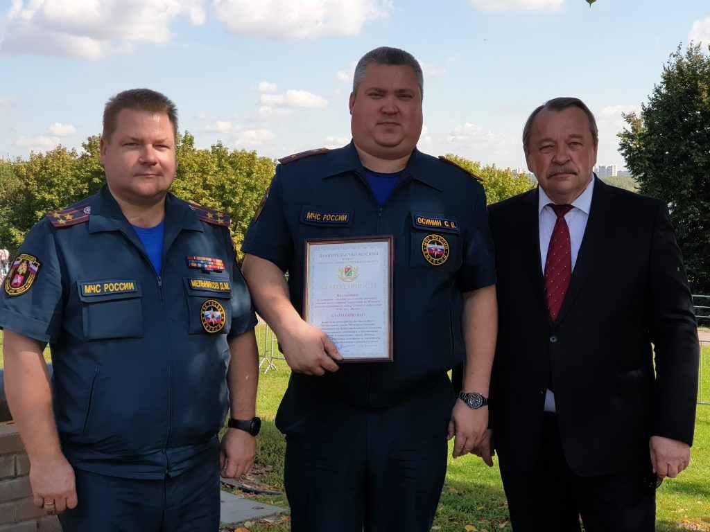 Префект Южного округа наградил коллектив 83 пожарно-спасательной части. Фото: пресс-служба Управления по ЮАО Главного Управления МЧС России по г. Москве